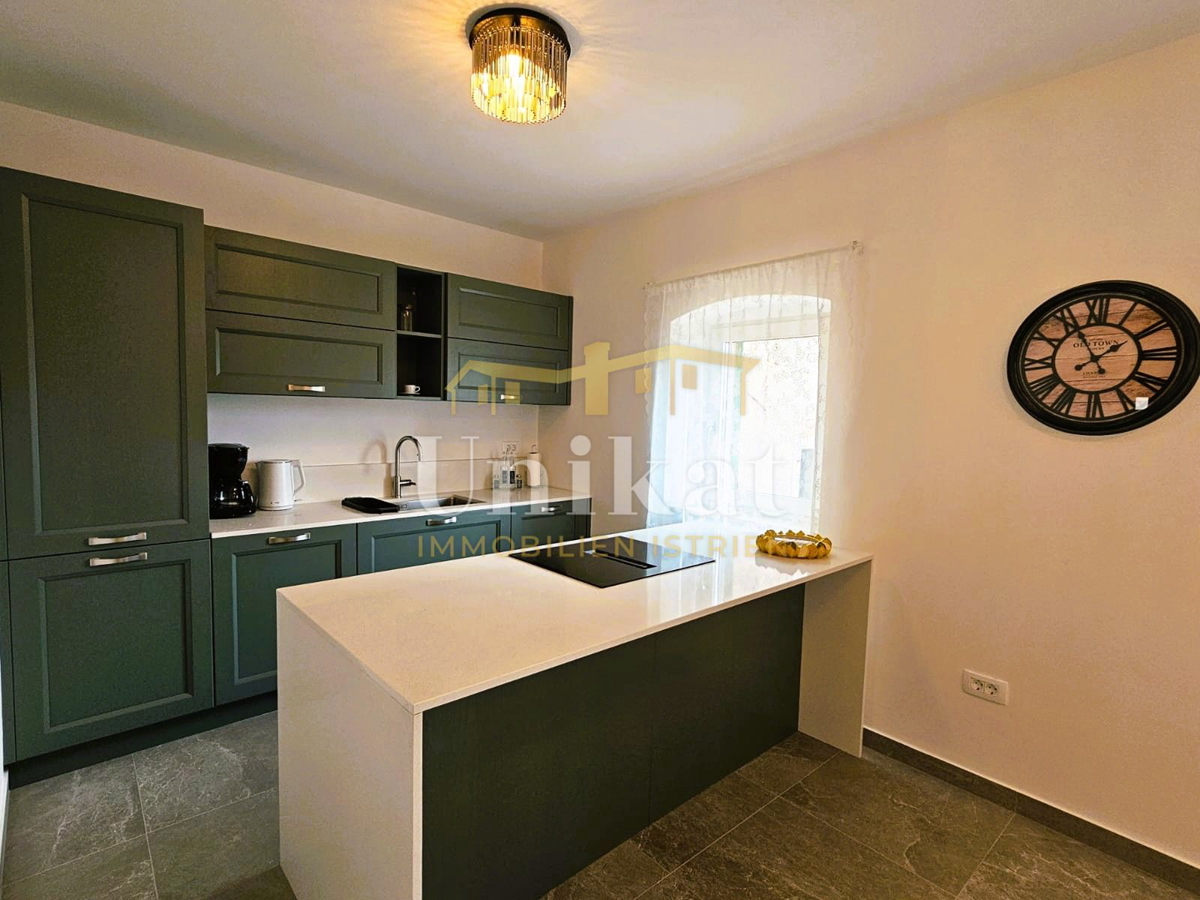 Renovirana kamnita hiša s bazenom in wellness hišico